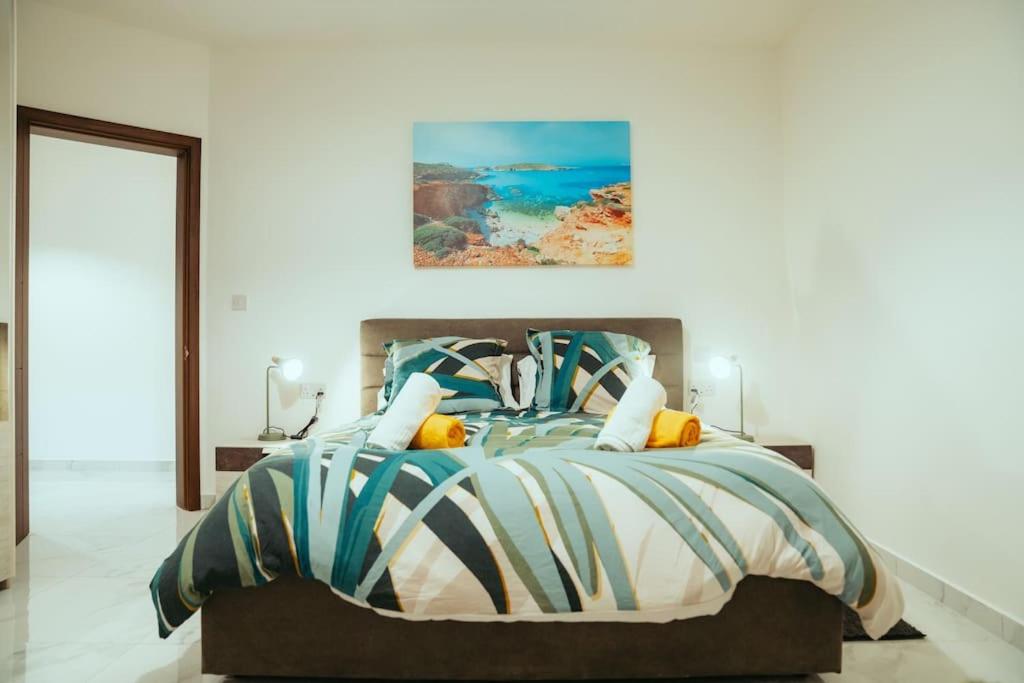 Postel nebo postele na pokoji v ubytování Luxurious Gozo Apartment, Qala