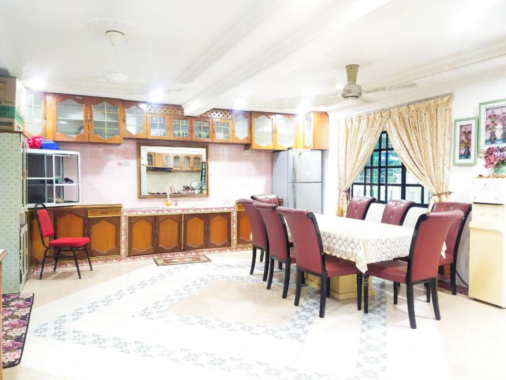 kuchnia i jadalnia ze stołem i krzesłami w obiekcie Kakmas Homestay w mieście Papar