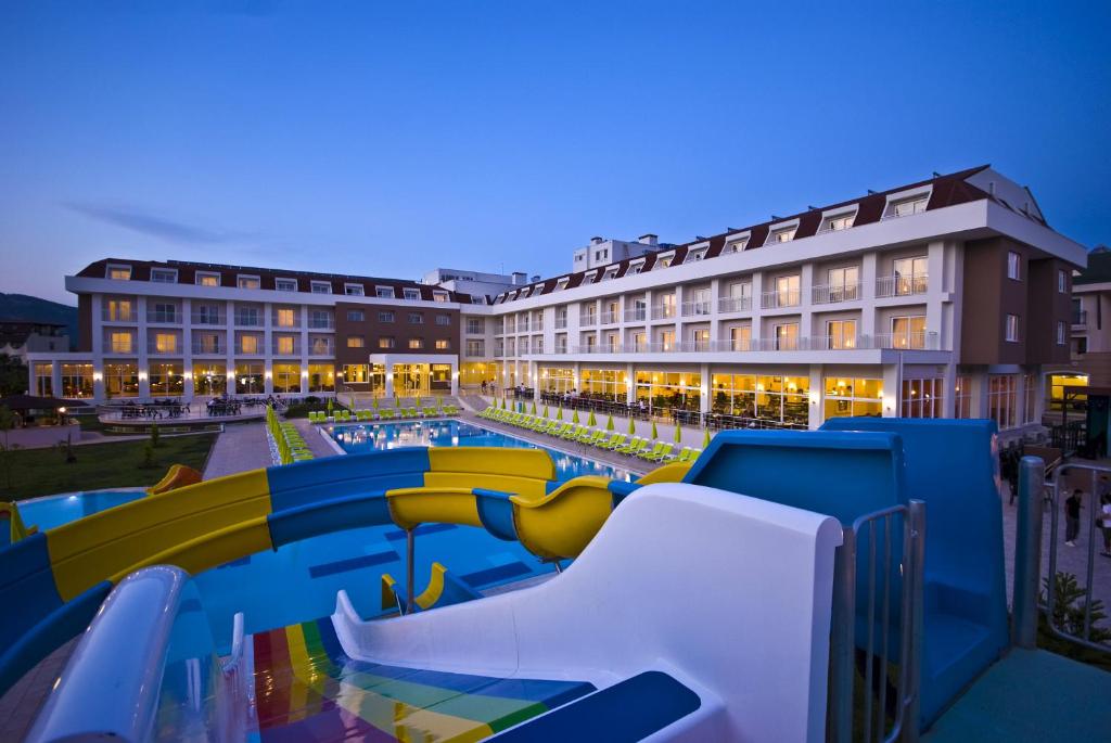 un complejo con un parque acuático con tobogán en white lilyum hotel en Antalya