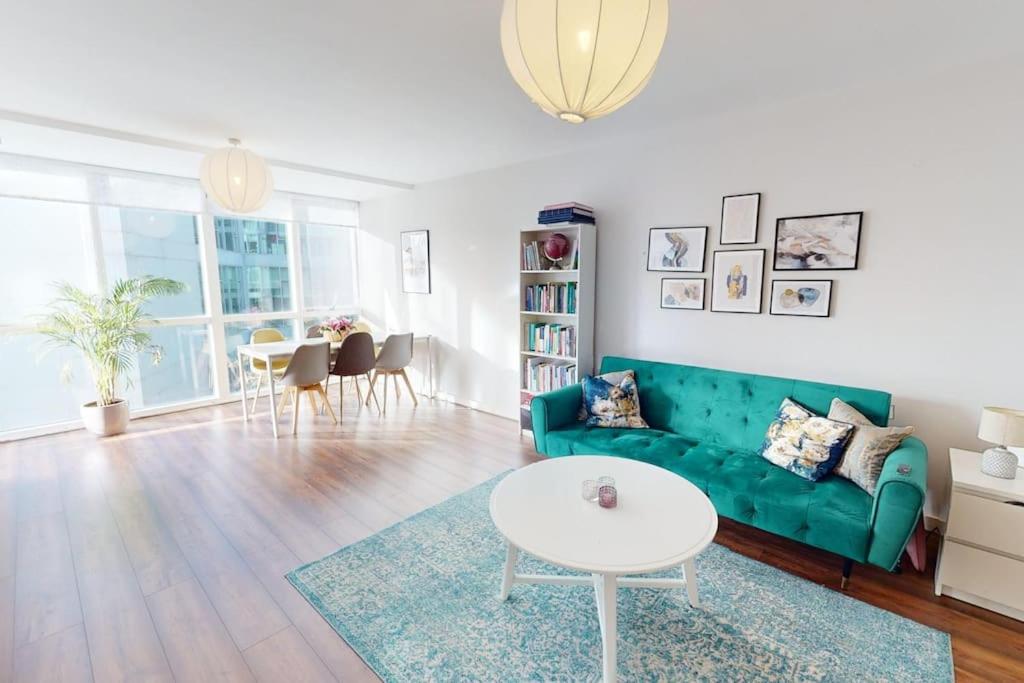 ダブリンにあるCentrally located, comfy 2-bed 2-bath aptの緑のソファとテーブルのあるリビングルーム