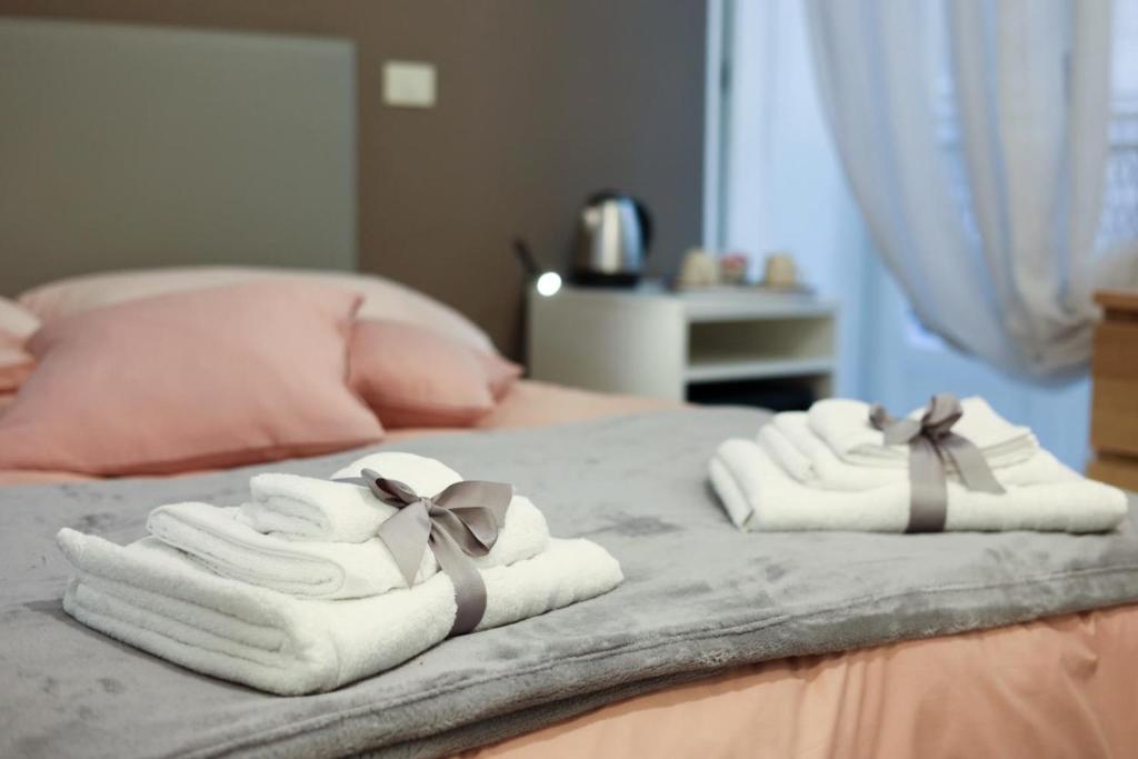 zwei Handtücher auf einem Bett mit Bögen darauf in der Unterkunft Da Francesco in Neapel