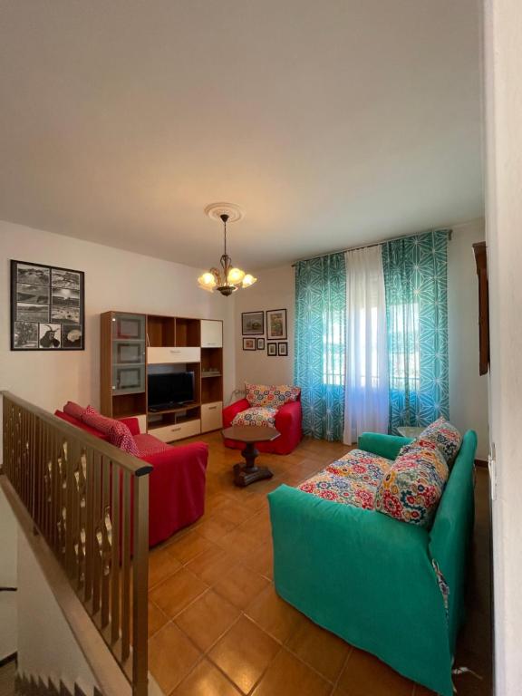 uma sala de estar com dois sofás e uma televisão em Appartamento nel centro di Sant'Antioco em SantʼAntìoco