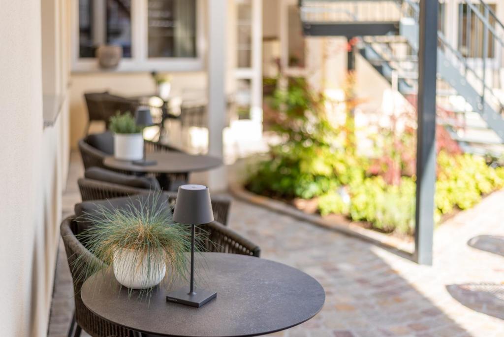 een rij tafels en stoelen op een patio bij Domizil K6 Kirchblick in Merdingen