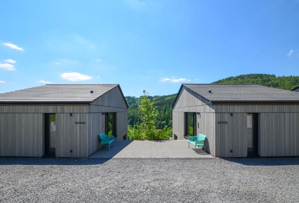 zwei Garagen mit zwei Stühlen auf einem Parkplatz in der Unterkunft Sauerland Lodge - Haus Maxim in Winterberg