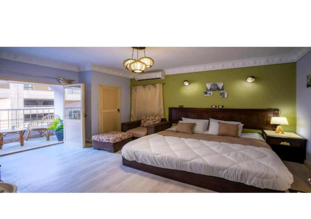 カイロにあるNew Cairo Heartのベッドルーム(大型ベッド1台、バルコニー付)