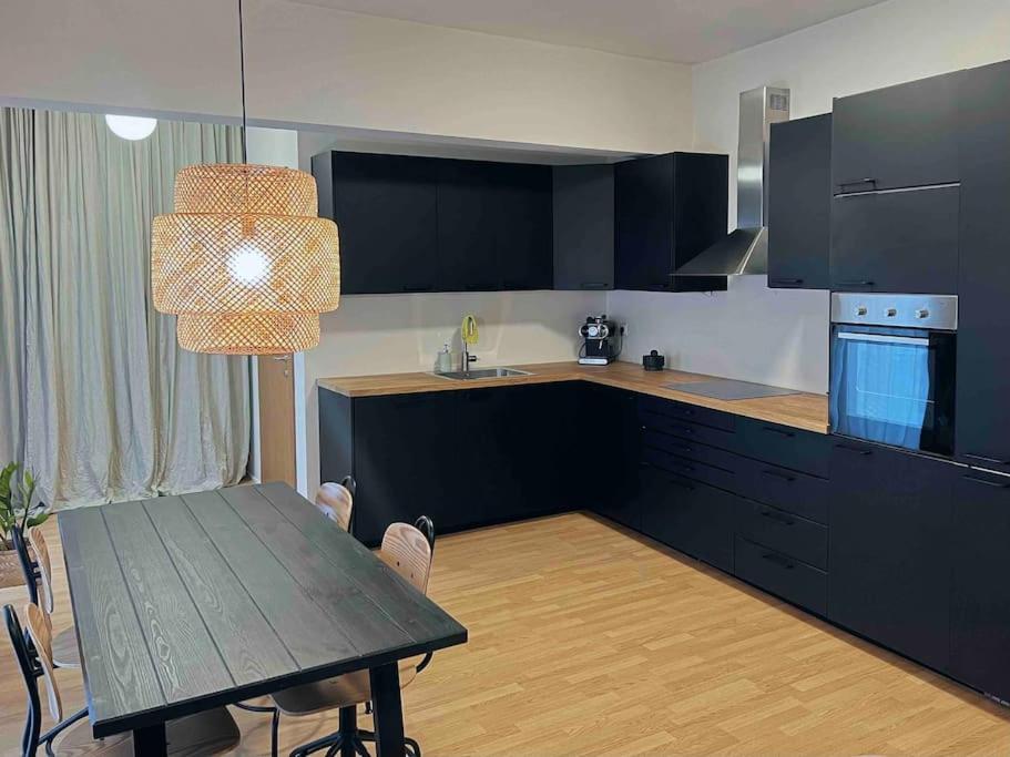 cocina con mesa y comedor en Downtown Apartment, en Kavala