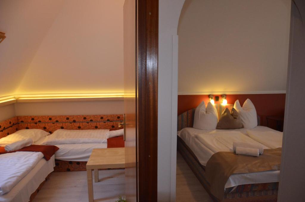 Postel nebo postele na pokoji v ubytování Adler Hotel & Wellness