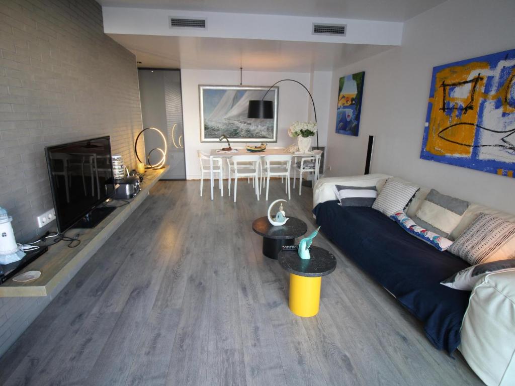 Televízia a/alebo spoločenská miestnosť v ubytovaní PLAÇA DEL PORT - Magnífico apartamento con vistas al Castellar. - ES-228-76