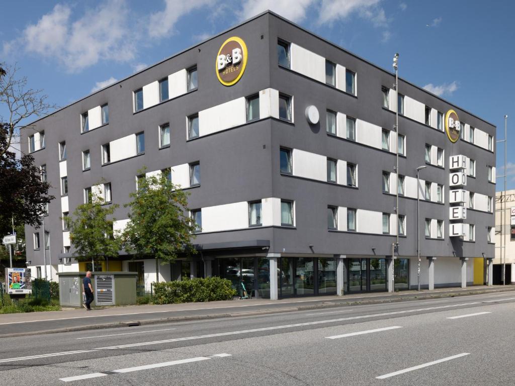 un edificio al lado de una calle en B&B Hotel Kiel-City en Kiel