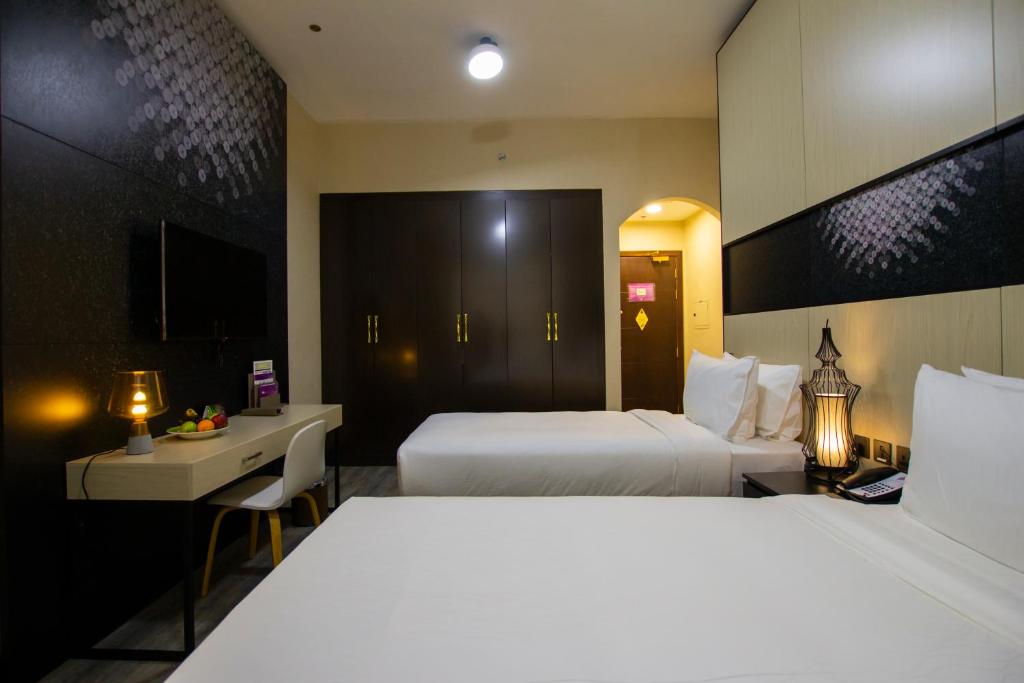 Uma cama ou camas num quarto em TIME Express Hotel Al Khan