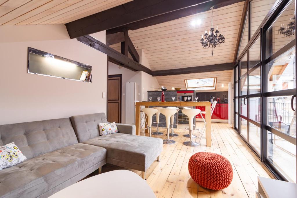a living room with a couch and a table at La Polaire - 3 chambres télécabine à 200m in Ax-les-Thermes