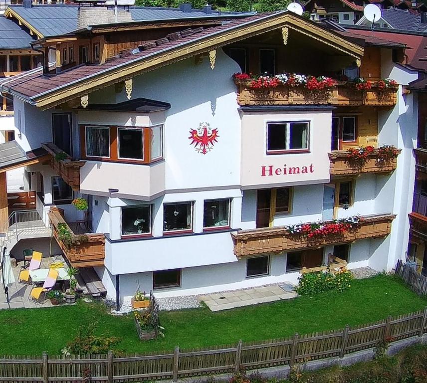 ゲルロスにあるHeimat Apartments - Zillertalの側面にヘルベランドの看板が立つ建物