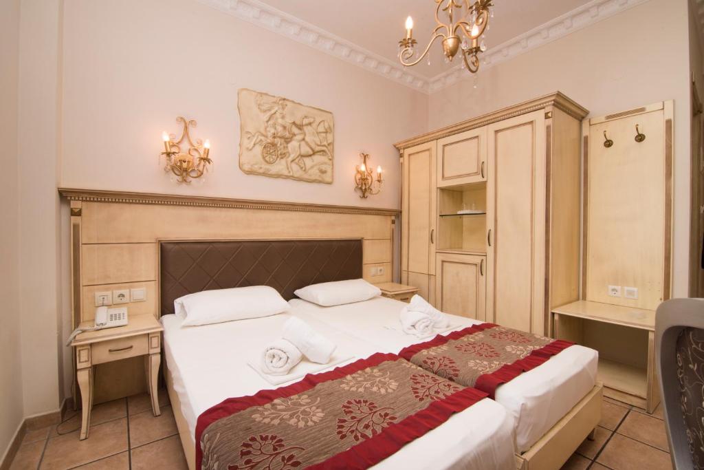 Postel nebo postele na pokoji v ubytování Parthenon Art Hotel