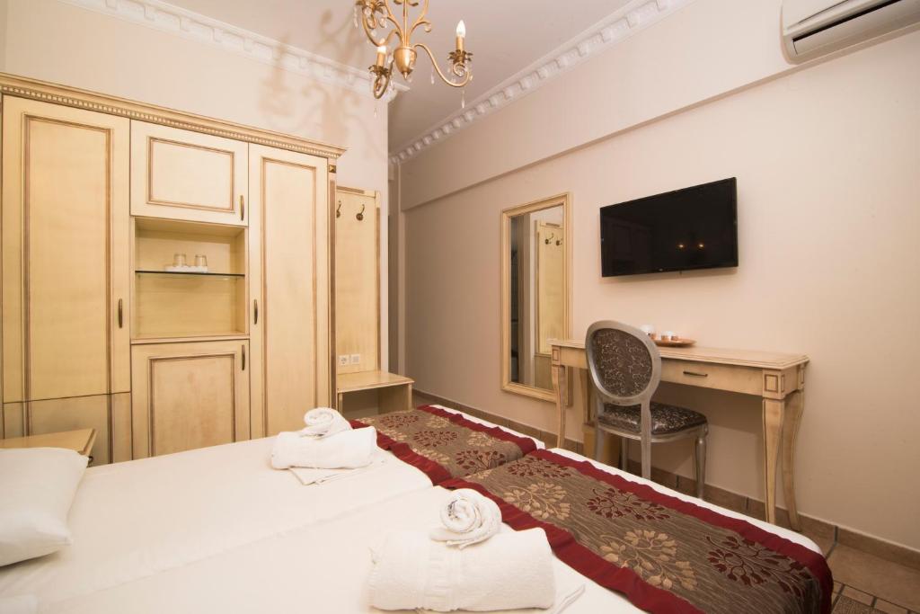 TV a/nebo společenská místnost v ubytování Parthenon Art Hotel