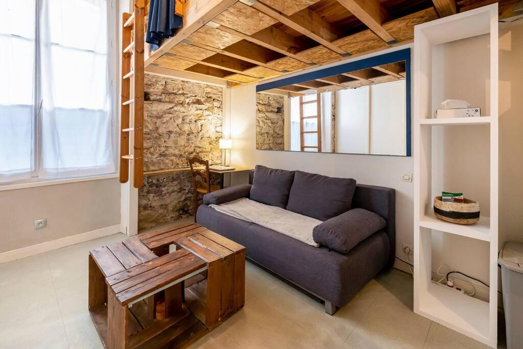 南特的住宿－Le Perchoir de Niro，客厅配有沙发和桌子