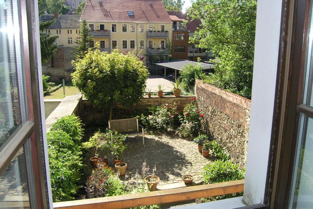 ゲルリッツにあるFerienwohnung an der Nikolaikircheの窓から庭園の景色を望めます。