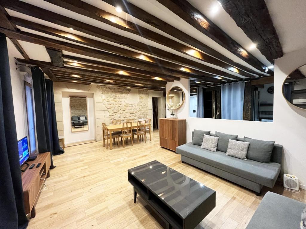un salon avec un canapé et une table dans l'établissement Urban Flat 43 - Charming Parisian Flat near Grands Boulevards, à Paris