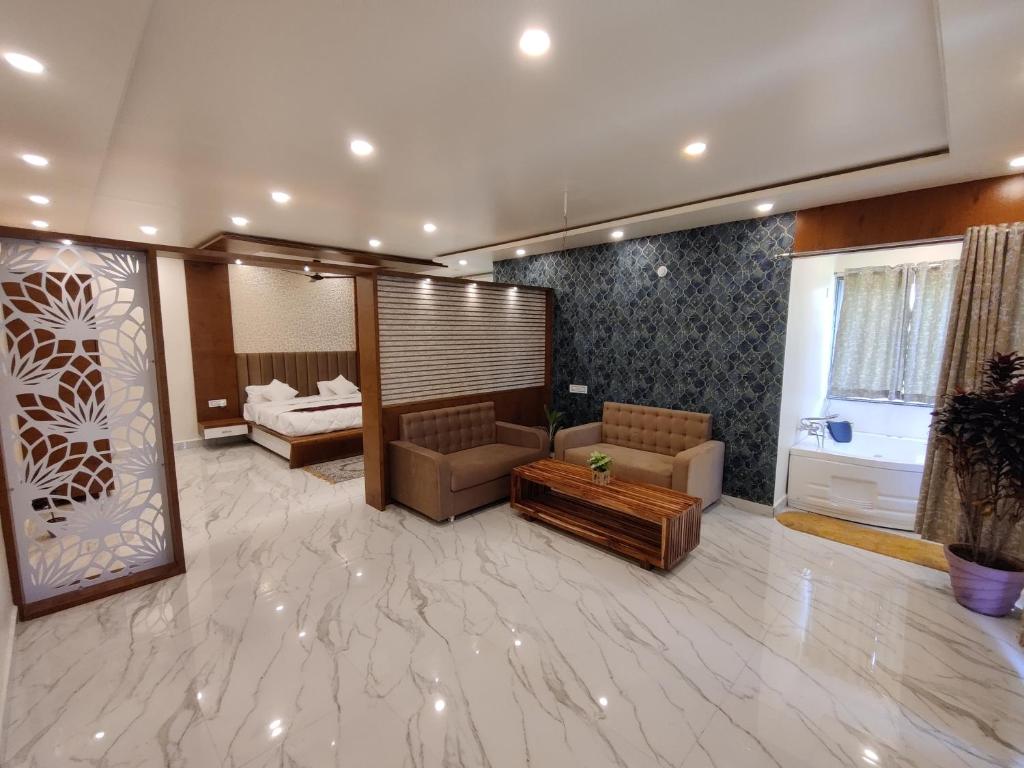 - un salon avec un canapé et un lit dans l'établissement Lotuslap Resort, à Rehti