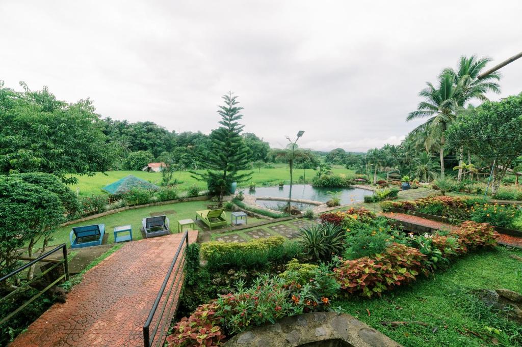 vistas a un jardín con río y árboles en Samkara Restaurant and Garden Resort, en Majayjay