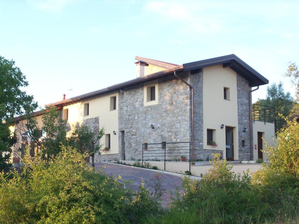 a large stone house with a driveway at Poggio d'Incanto in Bettola