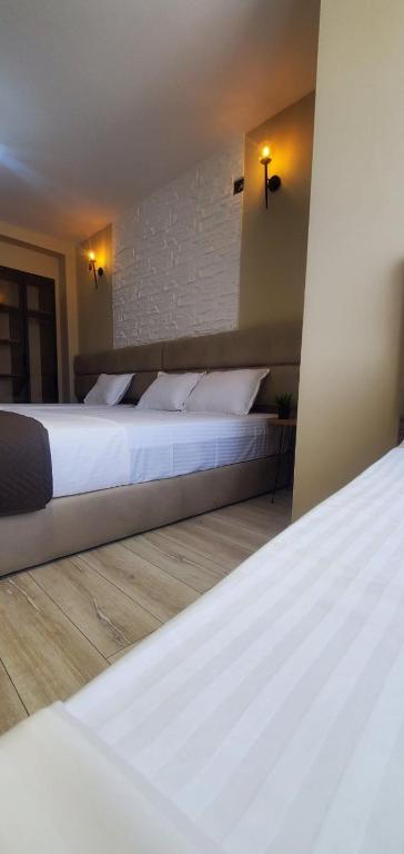 Postel nebo postele na pokoji v ubytování Struga Riverview Hotel