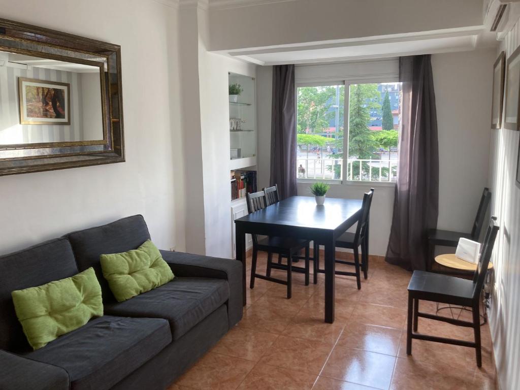 ein Wohnzimmer mit Sofa und Tisch in der Unterkunft Luninoso y práctico apartamento en el centro con amplio parking incluido in Granada