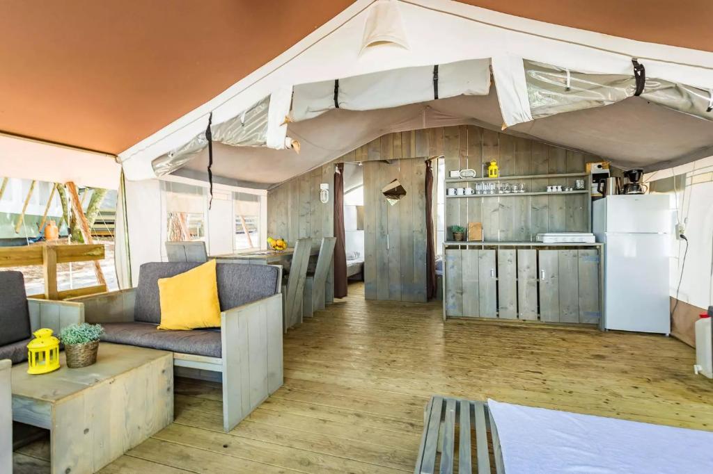 salon z namiotem i kuchnią w obiekcie Istra Sunny Tent in Lanterna Premium Camping Resort 4* w Poreču