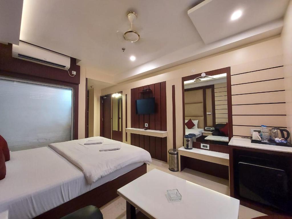 Postel nebo postele na pokoji v ubytování New Gitanjali Hotel, New Digha