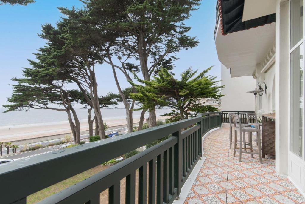 een balkon met uitzicht op het strand bij LE PRESTIGE - Bel appartement face mer in La Baule
