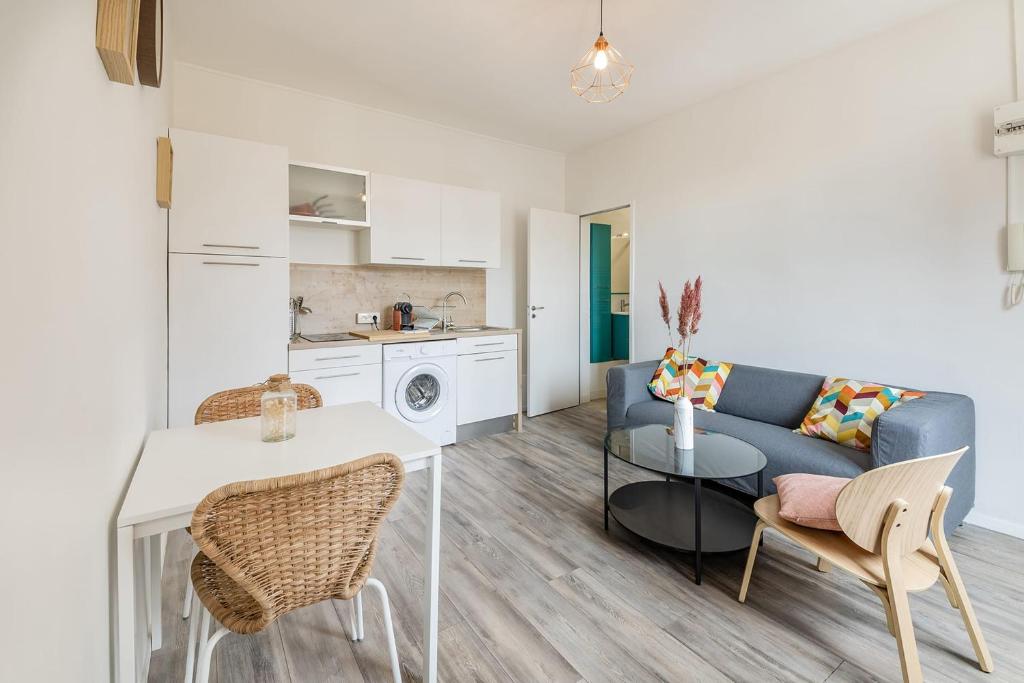 - un salon avec un canapé et une table dans l'établissement Le Quartz - Appartement coquet gare, à Angers