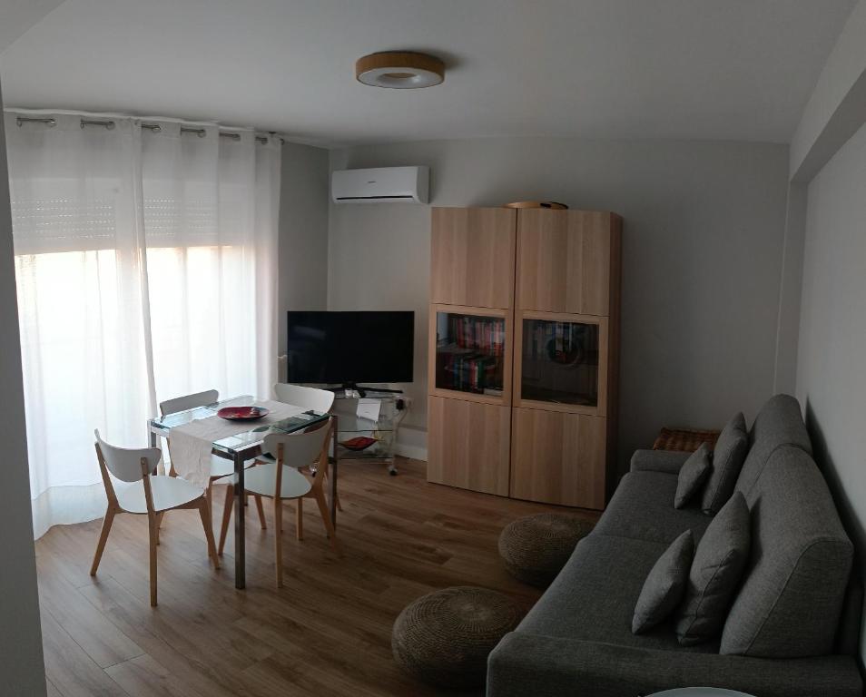 ein Wohnzimmer mit einem Sofa und einem Tisch in der Unterkunft Bautiful and centrally located, Cuzco-Bernabeu in Madrid