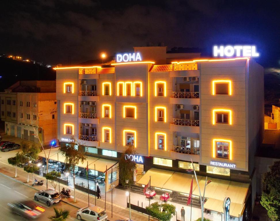 ナドールにあるAparthotel & Hotel Dohaのホテルの上にホテルの看板が表示されています。