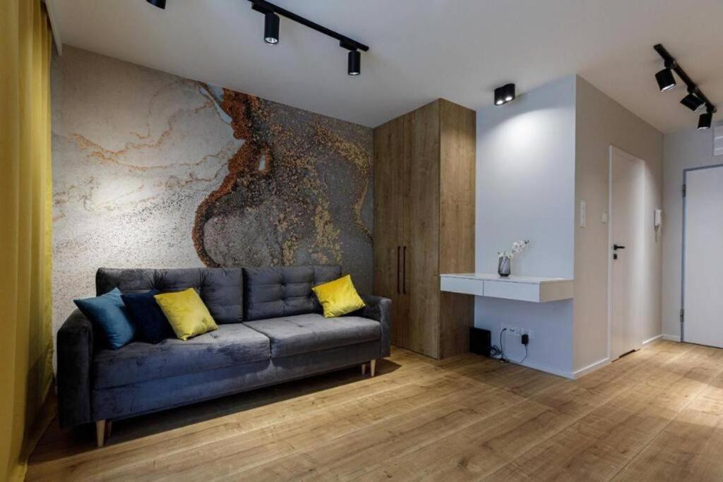 un soggiorno con divano e cuscini gialli di Studio Apartment - Odra View&Witolda a Breslavia