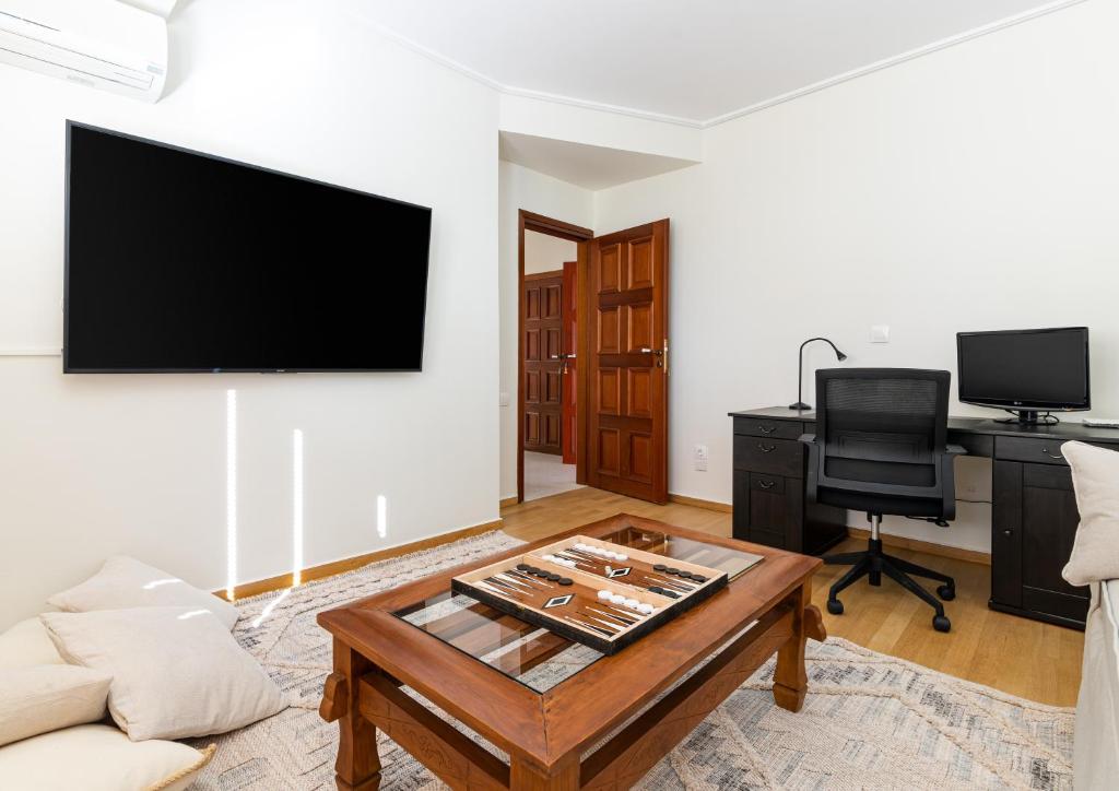 Telewizja i/lub zestaw kina domowego w obiekcie Villa Stefani with Private Pool