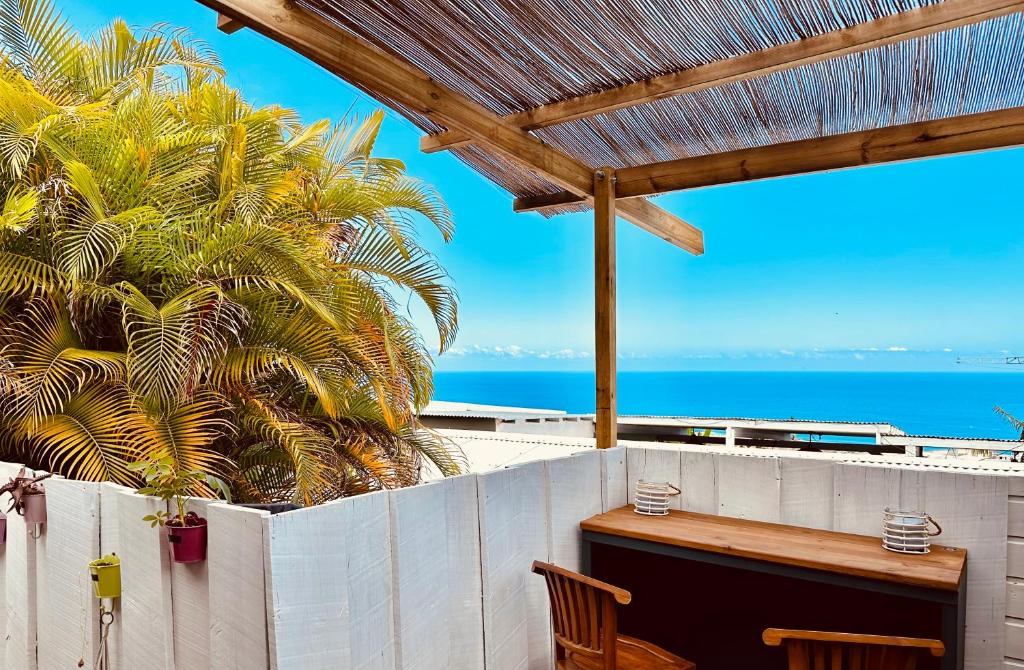 聖魯的住宿－Maeva Sunset，阳台配有桌子,享有海景。