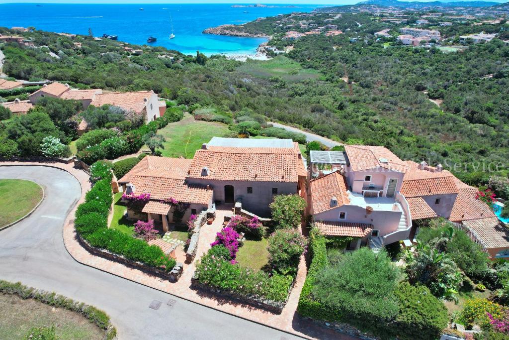 an aerial view of a house with a driveway at Appartamento Dream - Cala Granu in Porto Cervo