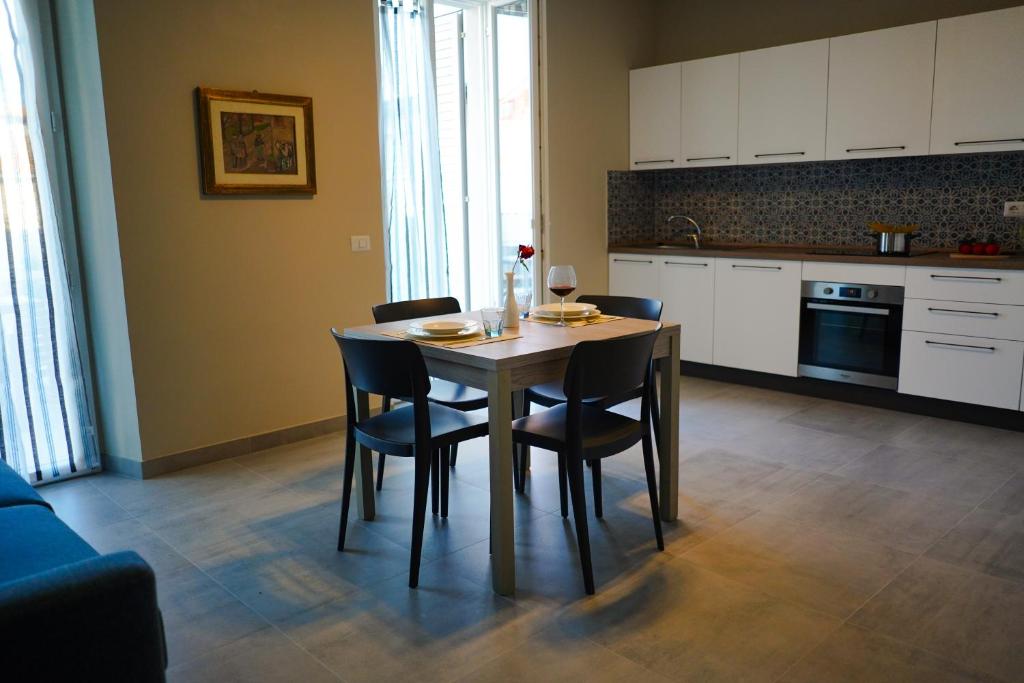 cocina con mesa y sillas en una habitación en Nausicaa, en Porto SantʼElpidio