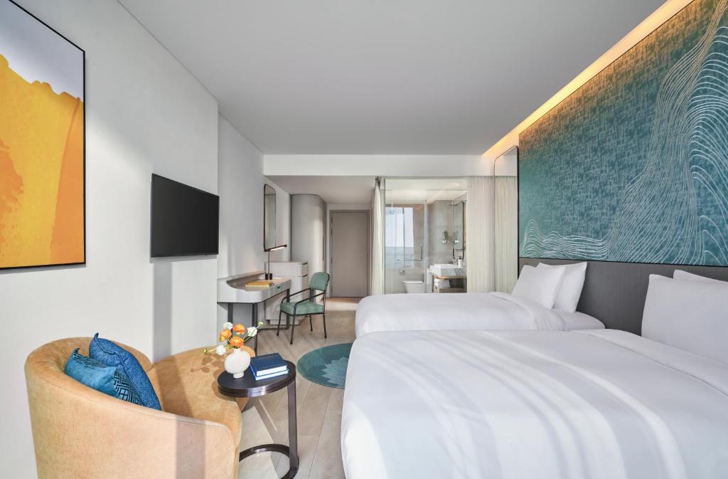 Giường trong phòng chung tại voco Ma Belle Danang by IHG