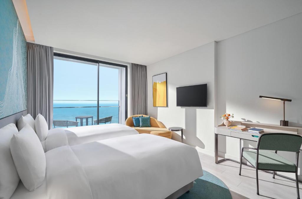 Giường trong phòng chung tại voco Ma Belle Danang by IHG