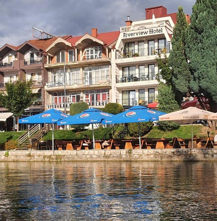 Výhled na řeku, která protéká v blízkosti hotelu