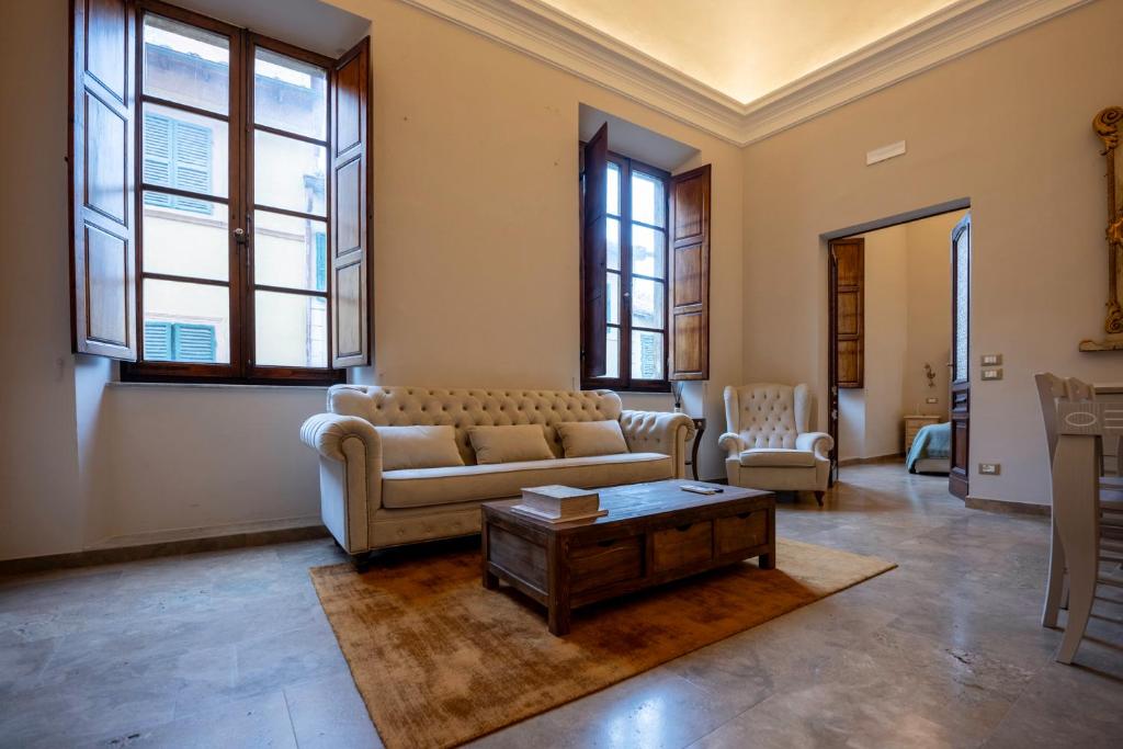 - un salon avec un canapé et une table basse dans l'établissement Tuscan Palace - Venturi, à Montepulciano