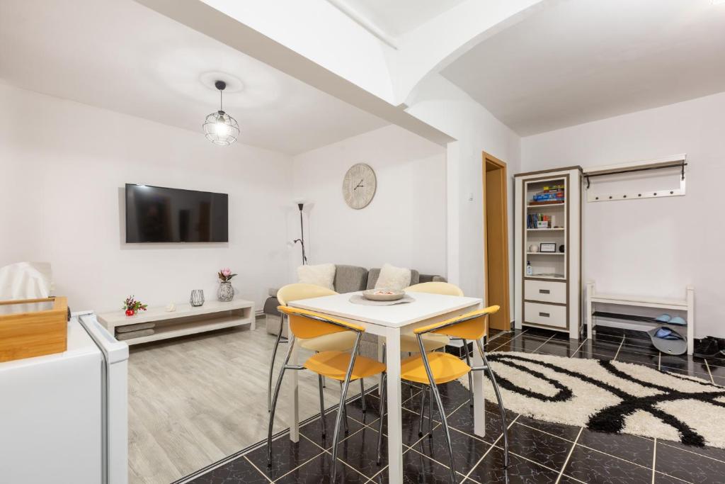 un soggiorno con tavolo e sedie di Apartament Alexandru - central a Mediaş