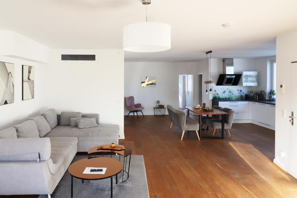 een woonkamer met een bank en een tafel bij Air Apartments 14 in Bremen