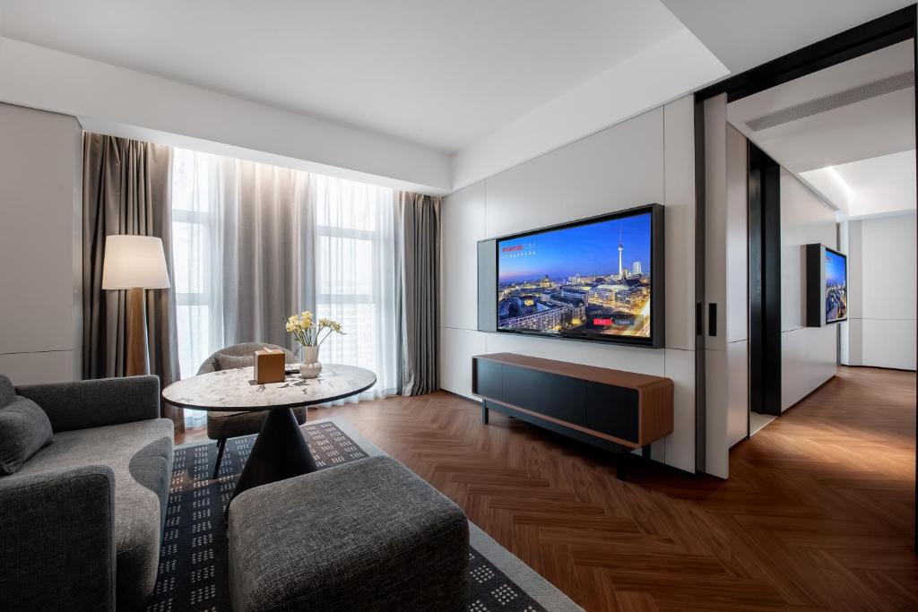 TV a/nebo společenská místnost v ubytování IntercityHotel Wuhan Optics Valley Square Guanshan Avenue