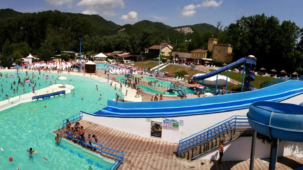 un gran parque acuático con gente en el agua en Le Vie del Castello, en Francavilla Bisio