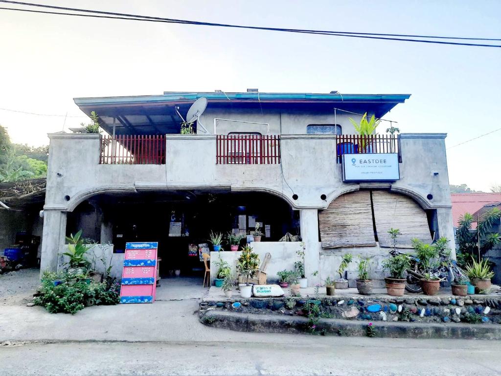 un edificio con plantas a su lado en EASTDEE by Jaya, en Lidlidda