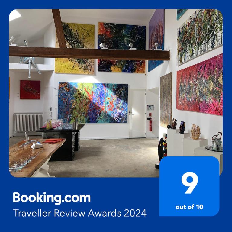 une chambre avec des peintures accrochées aux murs dans l'établissement BnB Maison d'Art Breakfast in the Art Gallery, à Ploubazlanec