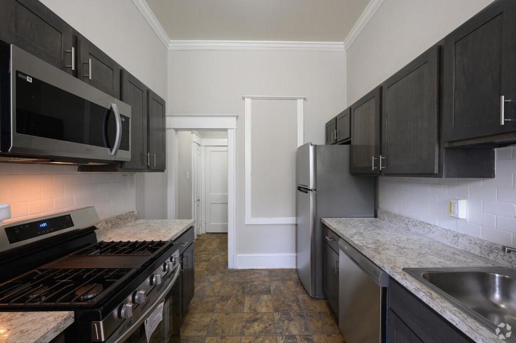 Kasnadar的住宿－Test Property，厨房配有黑色橱柜和不锈钢冰箱