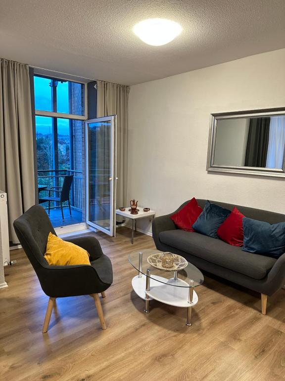 ein Wohnzimmer mit einem Sofa und einem Tisch in der Unterkunft Ferienwohnung BX in Plauen
