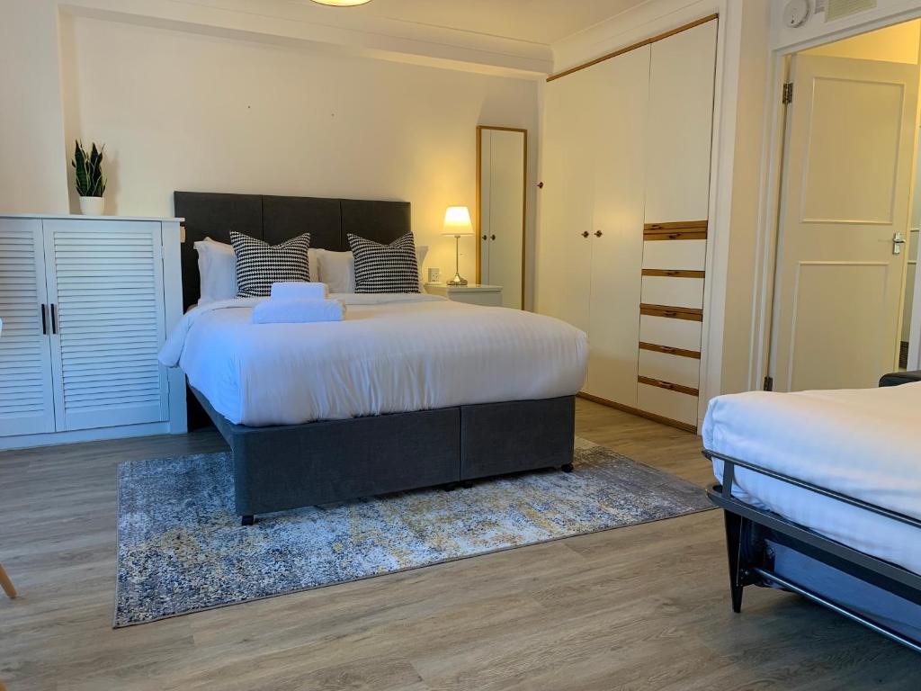 Postel nebo postele na pokoji v ubytování Marlyn Lodge – City of London